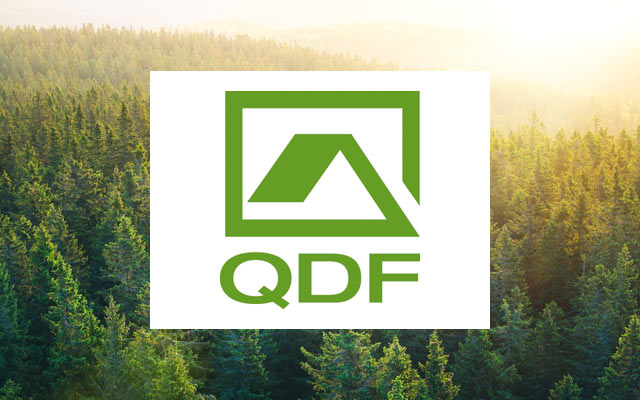QDF Zertifizierung Logo vor Waldlandschaft als Symbol für nachhaltige Holzbauweise