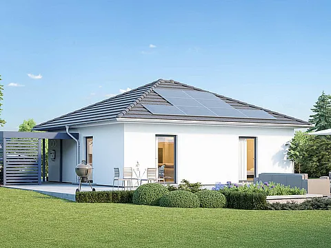 Fertighaus Bungalow moderne Außenansicht mit Walmdach, weißer Fassade, Solaranlage und Terrasse im Garten
