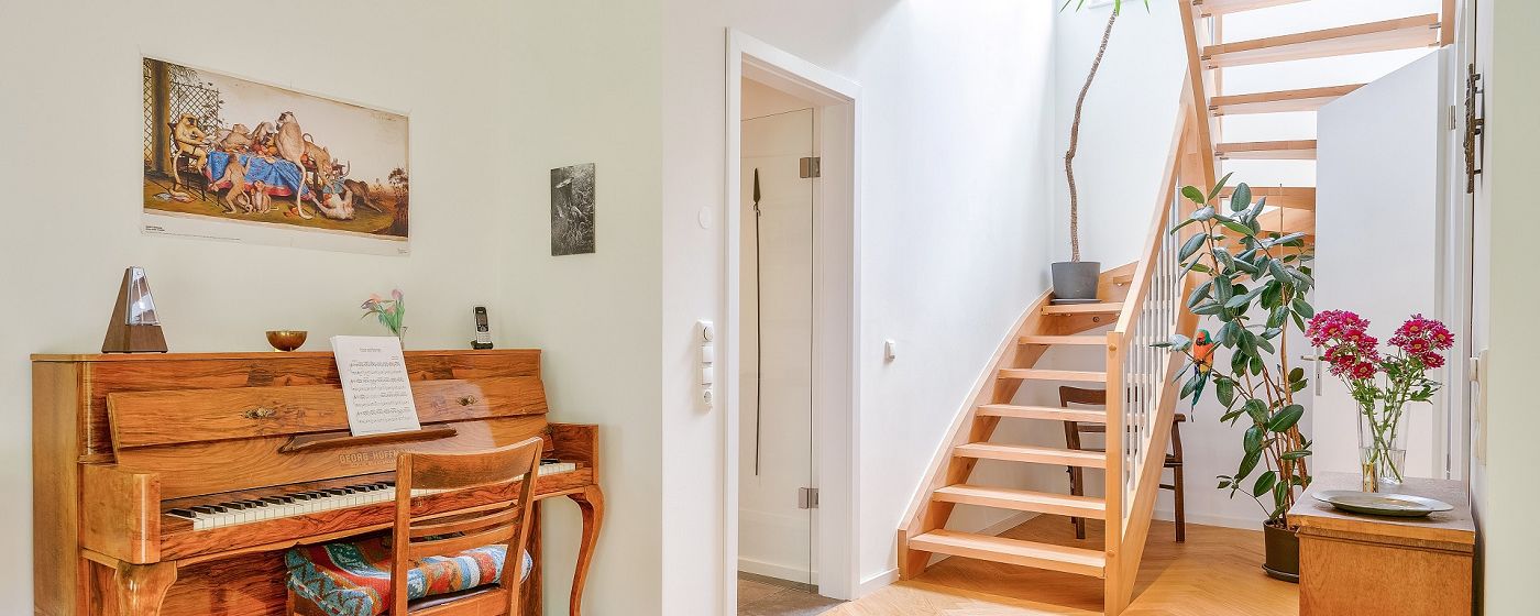 STREIF Innenraum Flur mit Holztreppe, Klavier, Pflanzen und heller Wohnatmosphäre