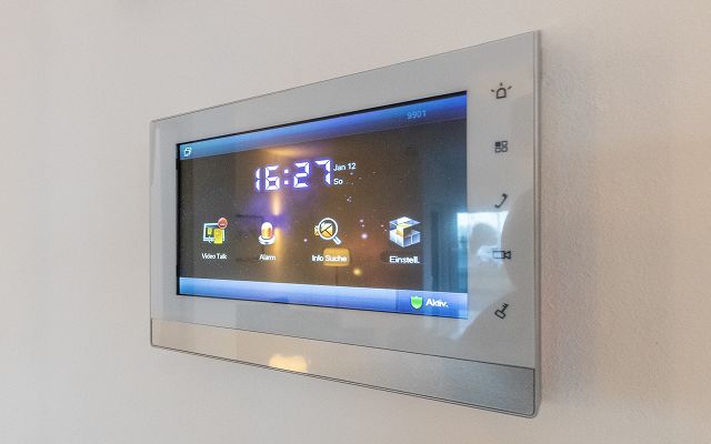 STREIF Produkt Wandsteuerung mit Touchdisplay, Smart-Home-Bedienpanel an Innenwand mit digitaler Benutzeroberfläche
