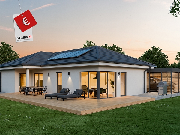 Fertighaus Bungalow eingeschossig mit Walmdach, weißer Putzfassade, großen Fenstern, Terrasse, Gartenlounge und Garten