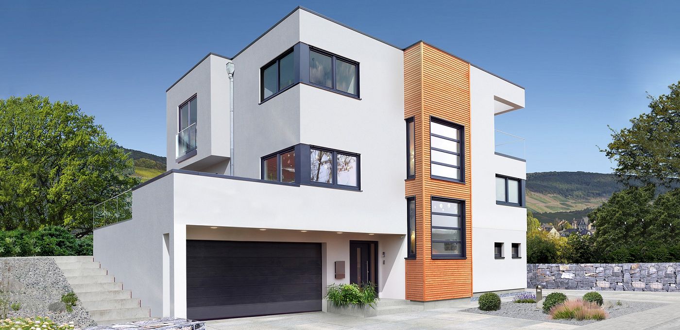 Fertighaus Stadtvilla dreigeschossig mit Flachdach, weißer Putzfassade, Holzakzent, Balkon, Garage und Hanglage