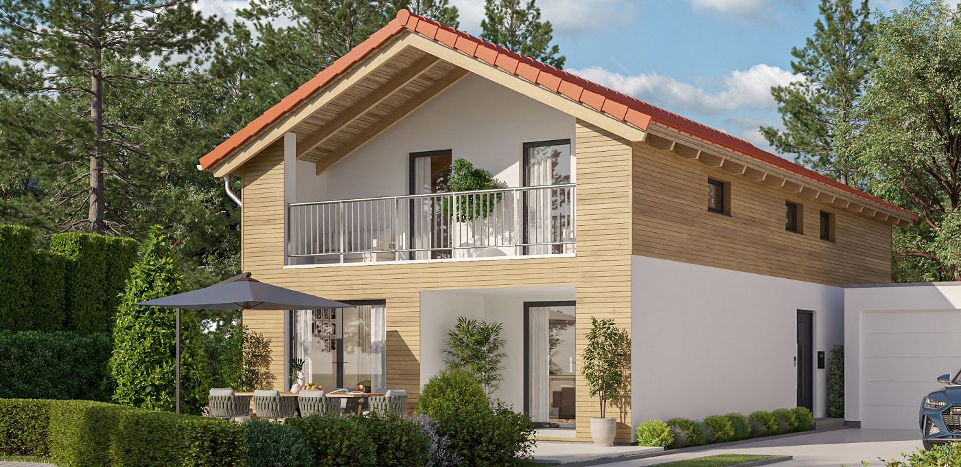 Fertighaus Einfamilienhaus mit Satteldach, Holzfassade und Balkon in Gartenansicht