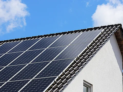 Photovoltaik-Komplettanlage fürs Satteldach beim Fertighausbau