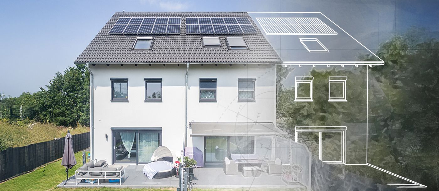 Fertighaus Einfamilienhaus Rückansicht mit Satteldach, Solaranlage, Terrasse und überlagerter Bauzeichnung