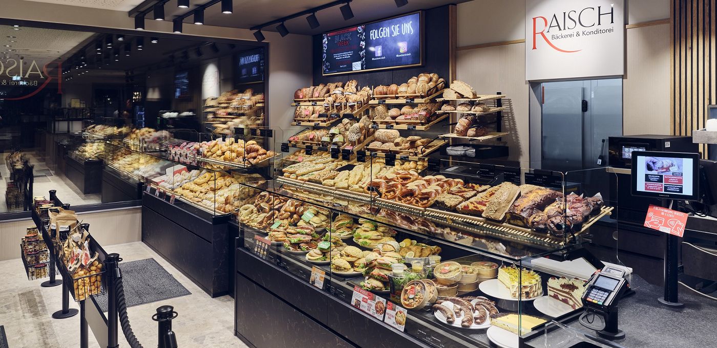STREIF Innenraum Bäckerei Verkaufsraum mit Theke, Brotregalen, Snackauslage und digitaler Anzeige