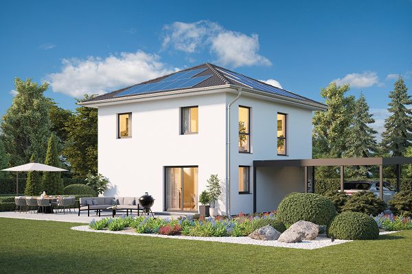 Fertighaus Stadtvilla mit Walmdach, Photovoltaikanlage und Carport in sonniger Außenansicht