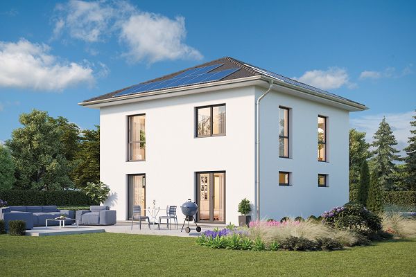 Fertighaus Stadtvilla mit Walmdach, Photovoltaikanlage und Garten in sonniger Außenansicht