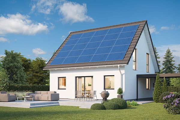 Fertighaus Einfamilienhaus mit Satteldach, Photovoltaikanlage und Carport in sonniger Außenansicht