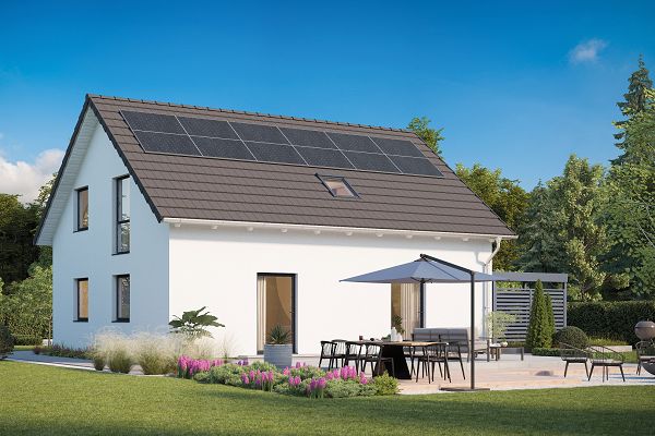 Fertighaus Einfamilienhaus mit Satteldach, Photovoltaikanlage und Terrasse in sonniger Außenansicht
