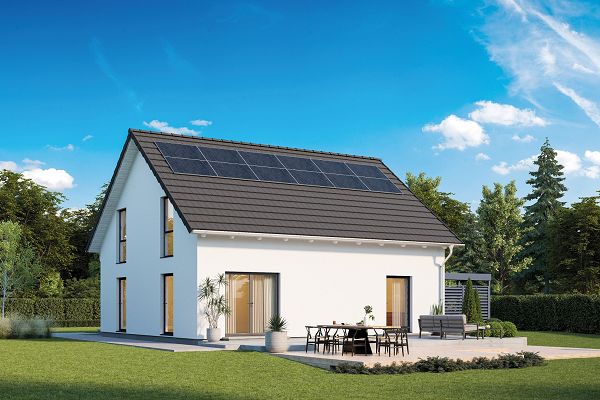 Fertighaus Einfamilienhaus mit Satteldach, Photovoltaikanlage und großzügiger Terrasse in sonniger Außenansicht