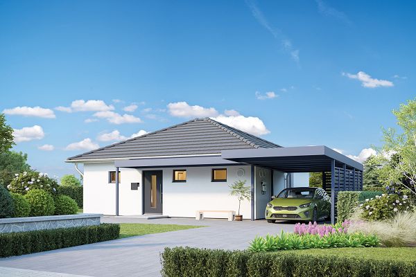 Fertighaus Bungalow mit Walmdach, Carport und moderner Gartenanlage in sonniger Außenansicht