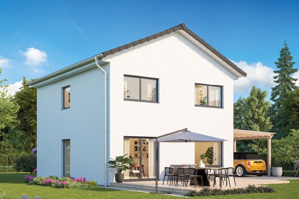 Fertighaus Einfamilienhaus mit Satteldach, Terrasse und Carport in sonniger Außenansicht