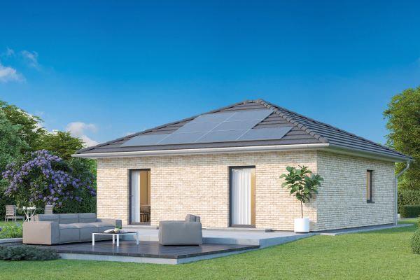 Fertighaus Bungalow mit Walmdach, Photovoltaikanlage und Terrasse in sonniger Außenansicht