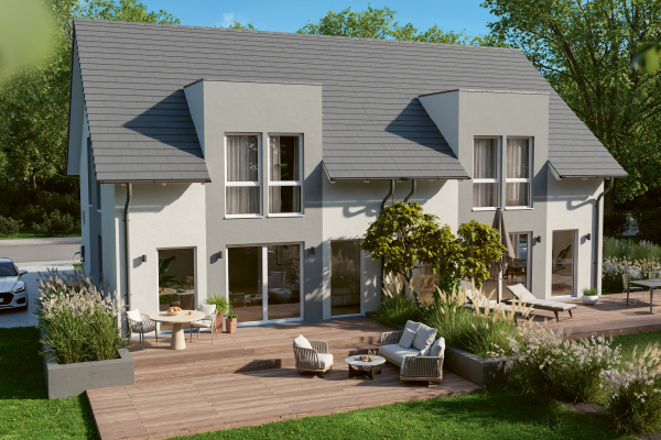 Fertighaus Doppelhaus mit Satteldach, großzügiger Holzterrasse und Garten in sonniger Außenansicht