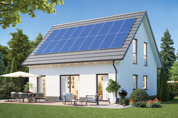 Fertighaus Einfamilienhaus mit Satteldach, Photovoltaikanlage und Terrasse in sonniger Außenansicht