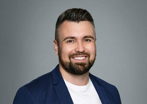 Mitarbeiter STREIF Portrait Mann mit Bart, kurzem Haar und blauem Sakko vor neutralem Hintergrund