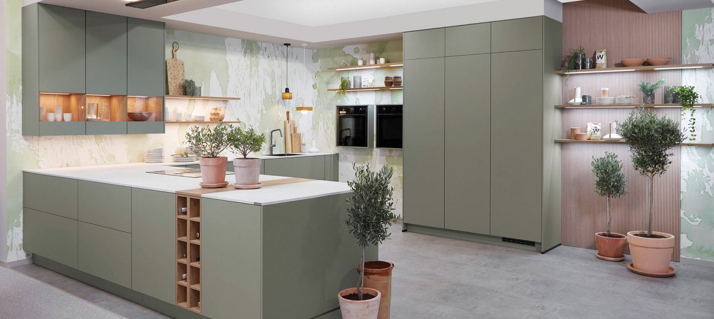 STREIF Innenraum moderne Küche mit Kochinsel, matten Fronten und offenen Regalen in Perspektivansicht