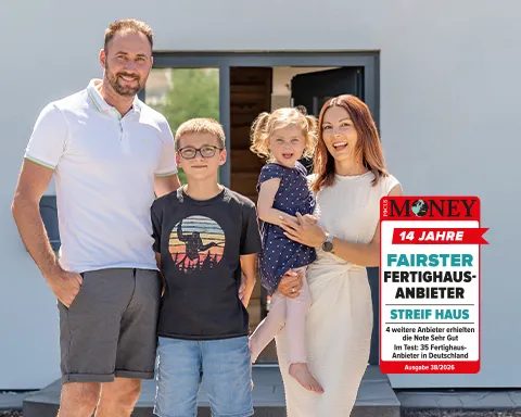 Kunden STREIF Familie steht mit Schlüsselübergabe vor einem modernen Hauseingang