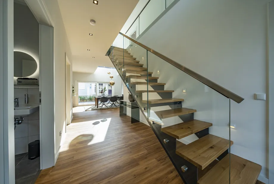 Moderne Holztreppe mit Glasgeländer - Einfamilienhaus 