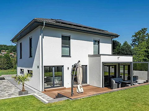 Ein STREIF-Haus im Grünen mit Übereckerker und Pool